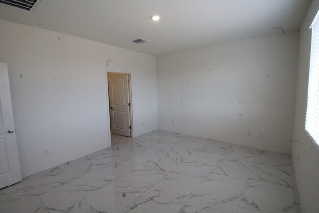 Building Photo - 5523 W Monterey Dr
