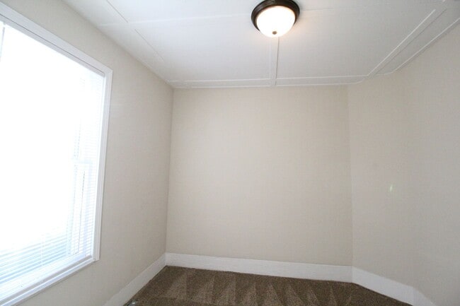 Building Photo - December FREE On This 1 Bedroom 1 Bath House Near KU Med & Westport