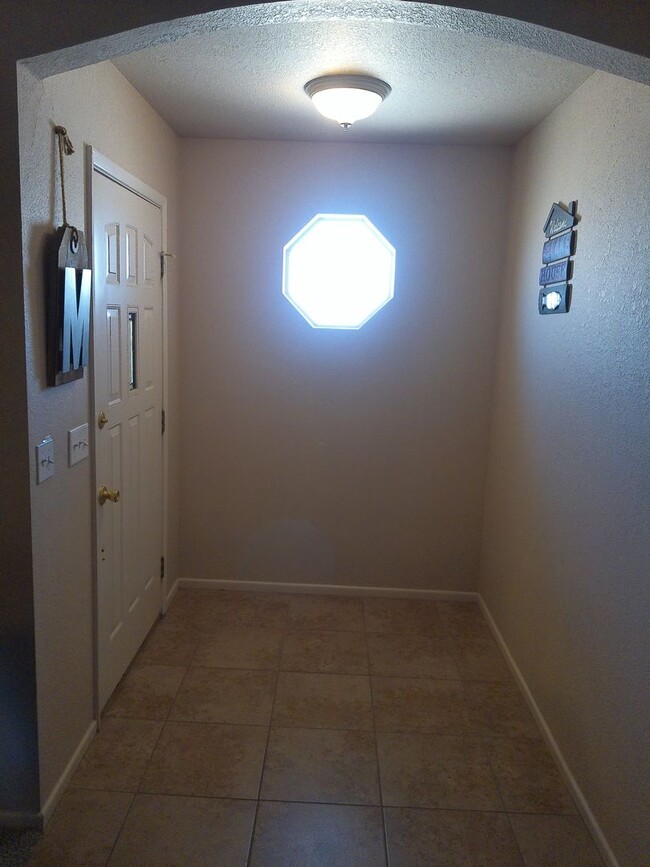 Building Photo - Seasonal  available Sept 1, 2025 to April 30,2026