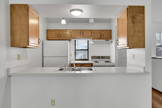 Building Photo - $2,285.00 - 3 Bedrooms, 2 Bathrooms Townho...