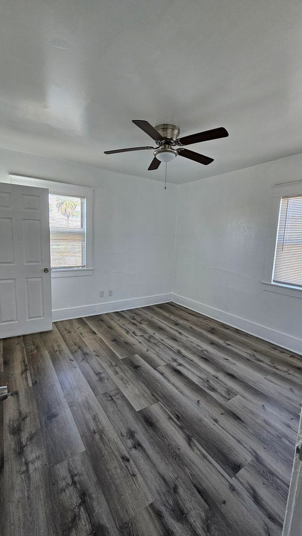 Building Photo - **519 E 17th St Long Beach** Upstairs 2 be...