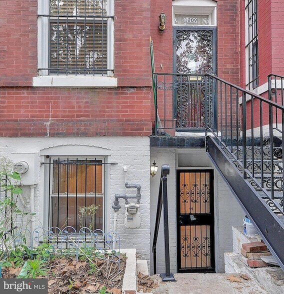 Building Photo - 1209 I St SE