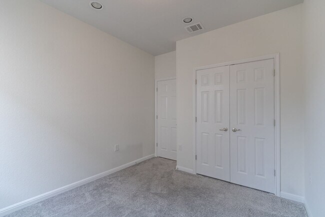 Building Photo - 909 Durness Dr