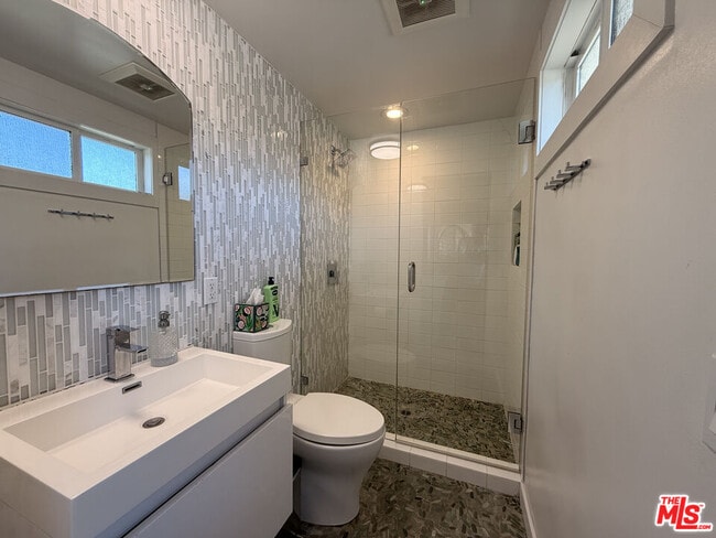 Building Photo - 200 Larsson St