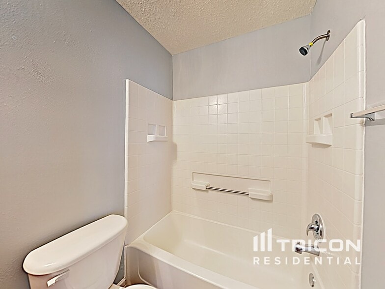 Building Photo - 208 E Waverly Pl Ct