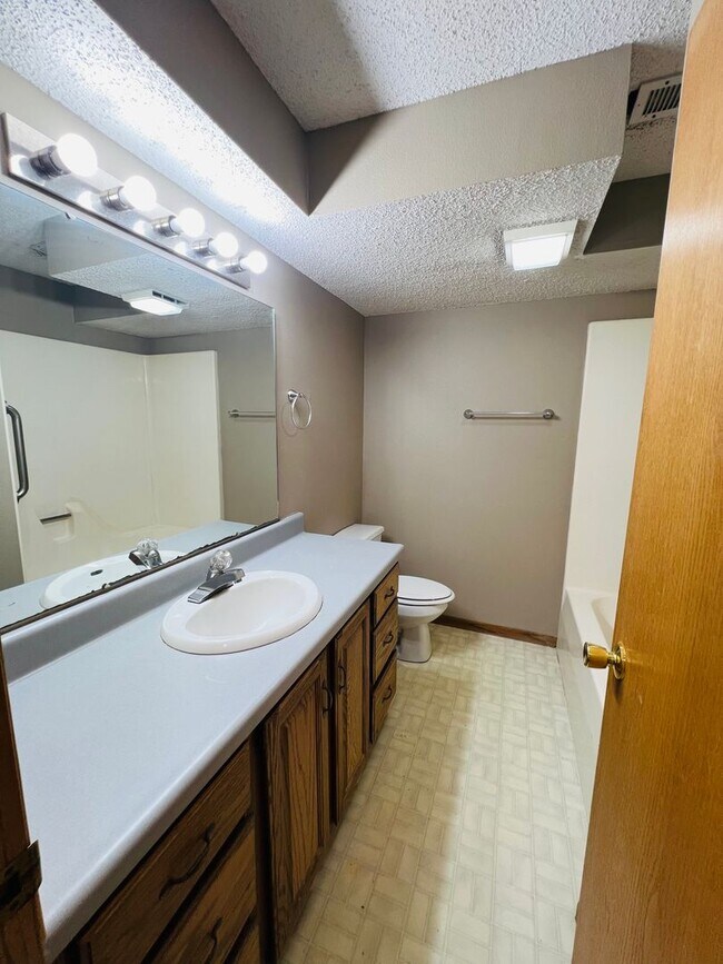 Building Photo - 4 Bedroom 2 Bath Duplex in Iowa City