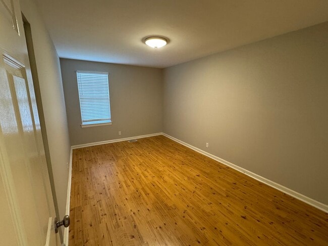 Building Photo - Remodeled ranch at end of street