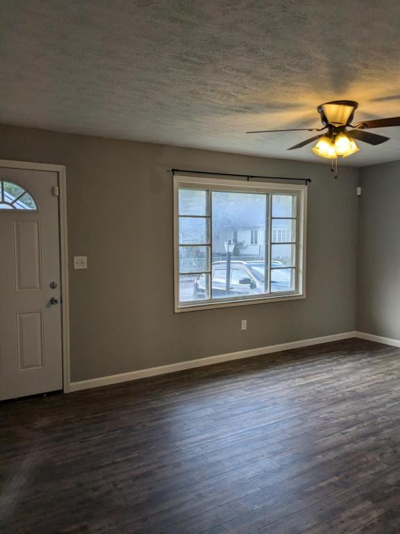 Building Photo - 910 E Elm St