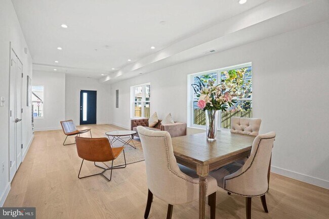 Building Photo - 4421 Kane Pl NE