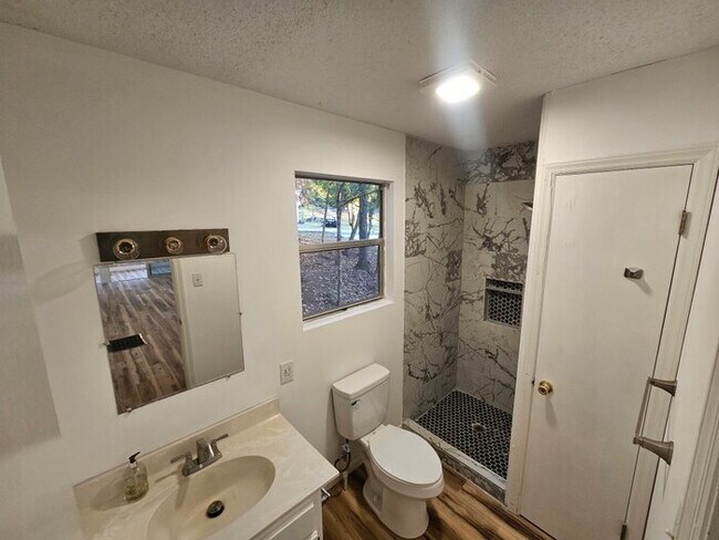 Building Photo - 2 Bedroom 2 Bathroom