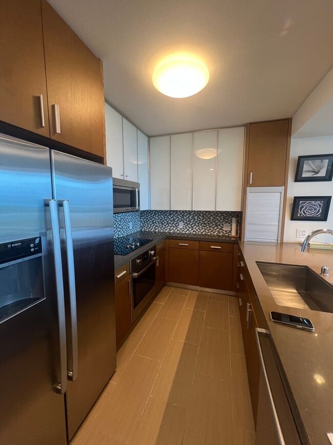 Building Photo - Furnished 2 bedroom, 2 bath 2 parking at The Collection!