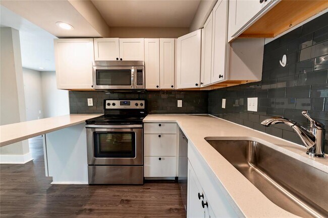 Building Photo - 935 La Posada Dr