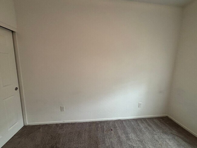 Building Photo - Beautiful Gated 3-Bed, 2.5-Bath Townhome in North Las Vegas!