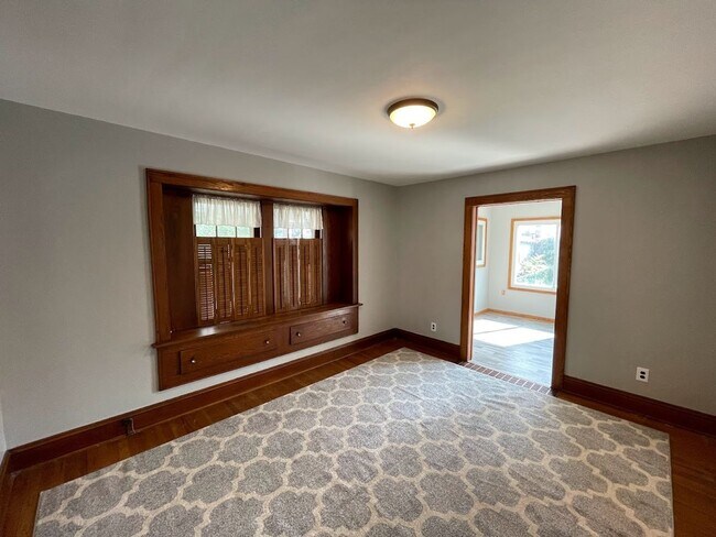 Building Photo - Three bedroom 1 1/2 bathroom home for rent