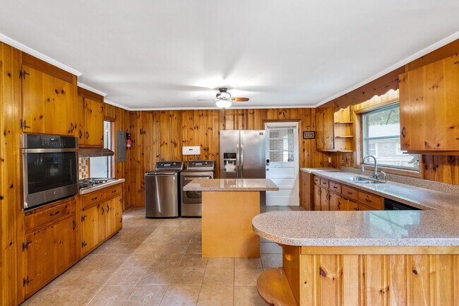 Building Photo - Beautiful 3-Bedroom Ranch Style Family Home with LARGE Fenced in Yard!