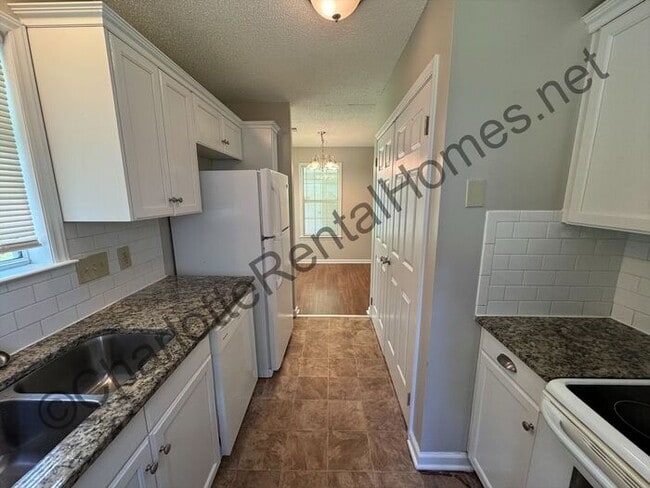 Building Photo - 3 bedroom 2 bathroom home in Charlotte!