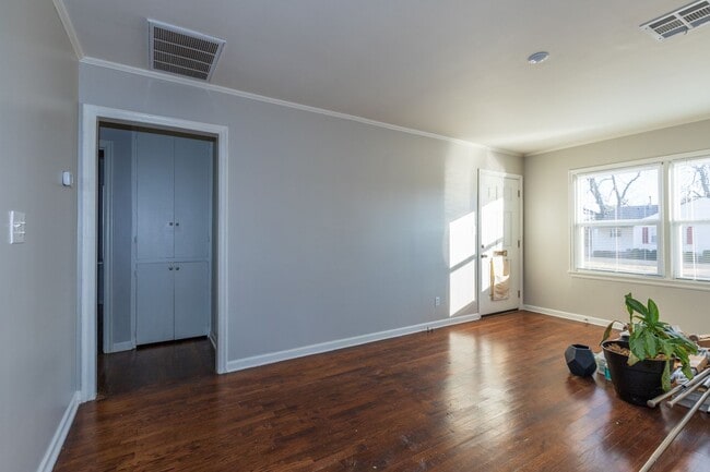 Building Photo - Beautiful Brookside duplex unit - NO PETS