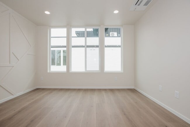 Building Photo - One year old townhome