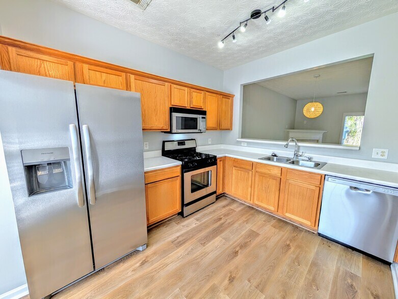 Building Photo - 211 Pearl Chambers Dr