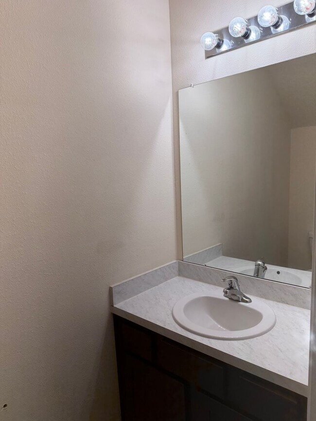 Building Photo - Spacious 2-Bedroom Townhome Near River City