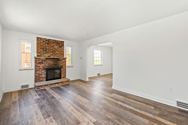 Building Photo - AVAILABLE JULY 1ST!! Don't miss this STUNNING 3 bedroom!