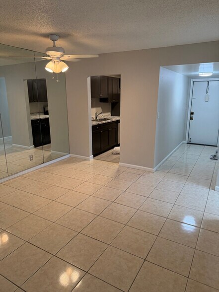 Building Photo - 3910 Crystal Lake Dr