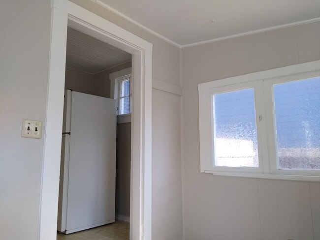 Building Photo - DU Charming 1920's Bungalow 2 Beds 1 Bath  Available Now