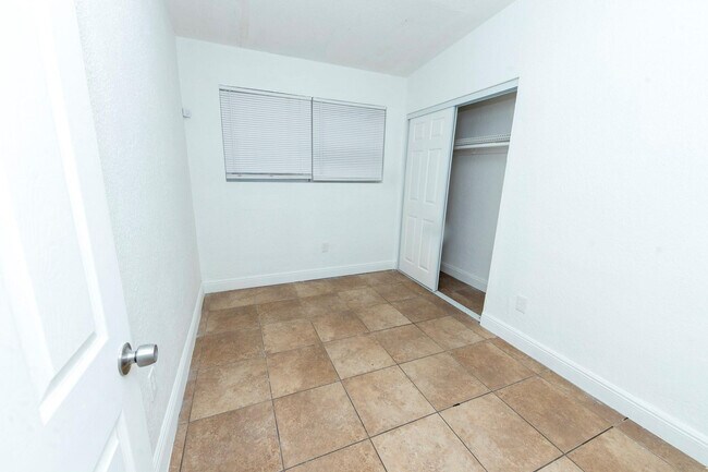 Building Photo - 205 NW 33rd Ave