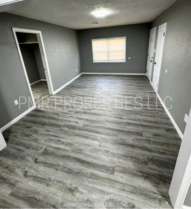 Building Photo - 3Bedroom/1Bathroom Home