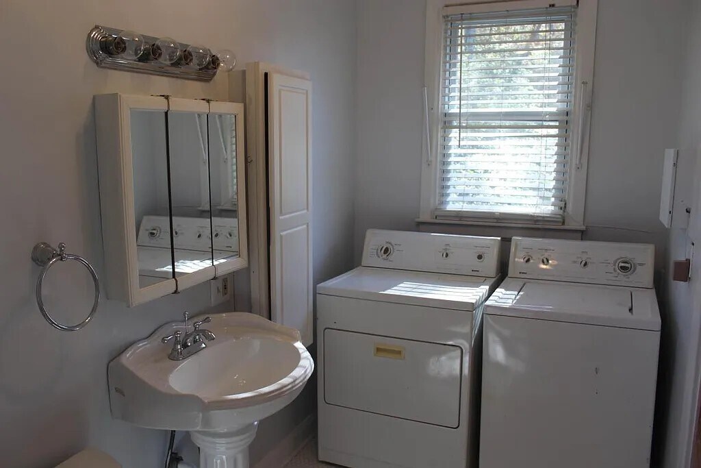 Building Photo - 3919 Dakota Ave