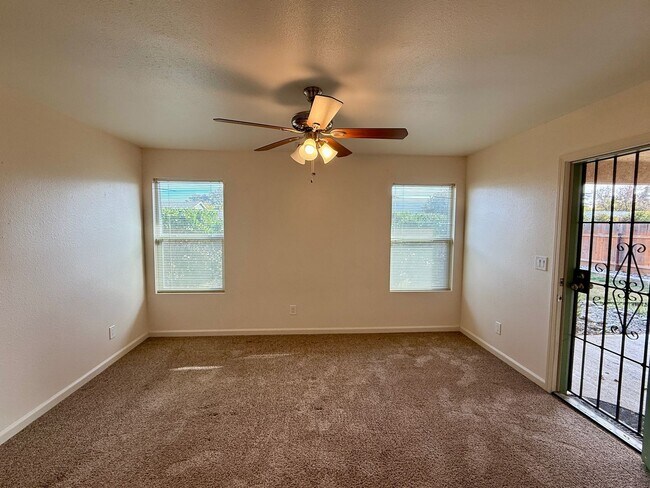 Building Photo - 3 Bedroom 2 Bath House!