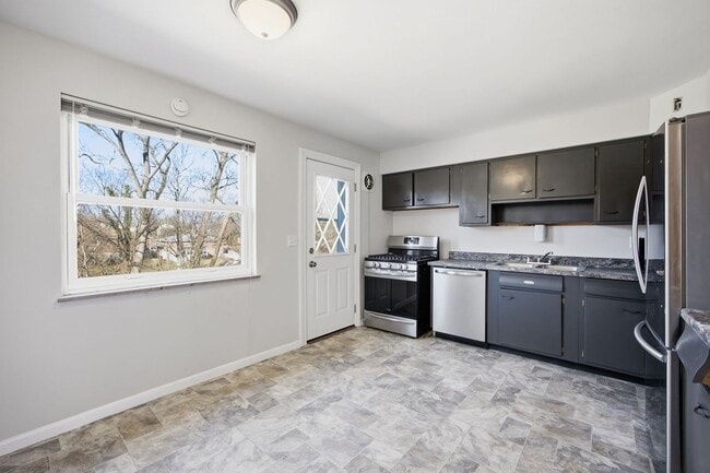 Building Photo - DELHI - Charming Brick Cape Cod 3-4 bed 1.5 bath.