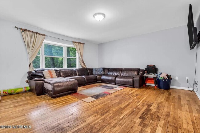 Building Photo - 518 River Dr