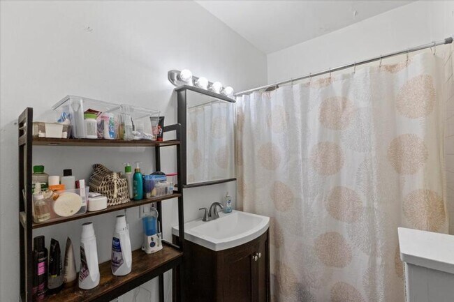 Building Photo - 3 bedroom in Chicago IL 60614