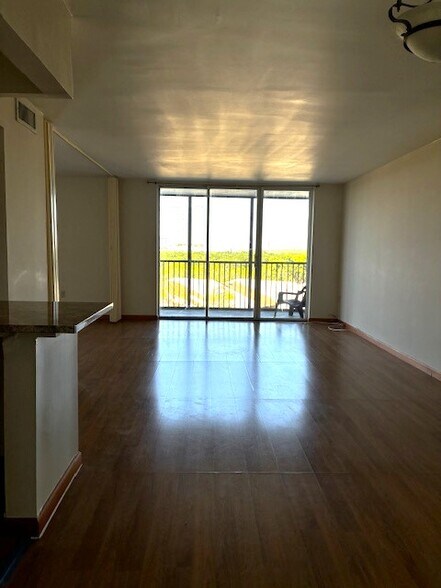 Building Photo - 2500 NE 135th St