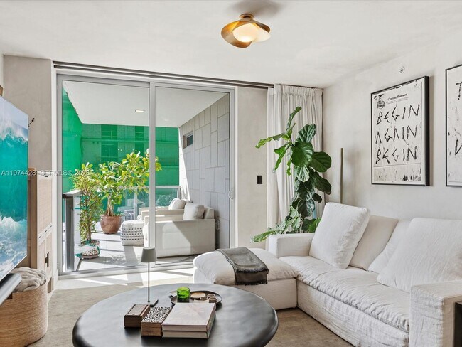 Building Photo - 9521 E Bay Harbor Dr