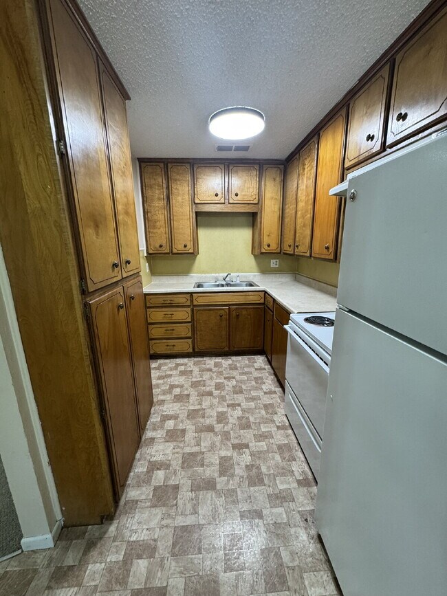 Building Photo - 2 bedroom 1 bath Budget Friendly!!