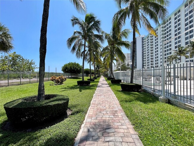 Building Photo - 2899 Collins Ave