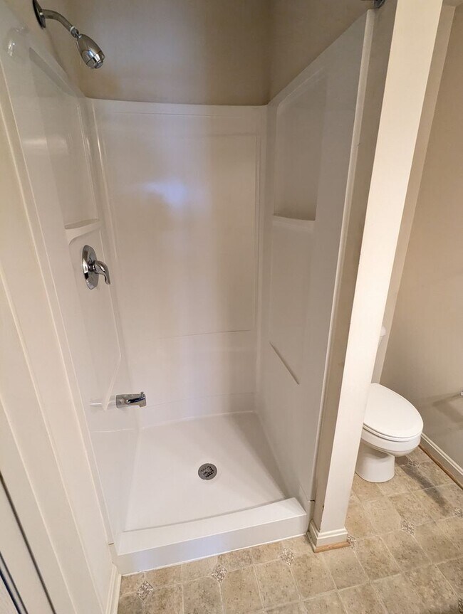 Building Photo - 3 Level End Unit townhouse available mid O...