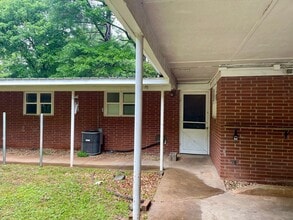 Building Photo - Spacious 2BR/1BA apartment off South Milledge Ave!