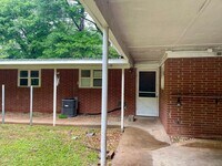 Building Photo - Spacious 2BR/1BA apartment off South Milledge Ave! Available now!
