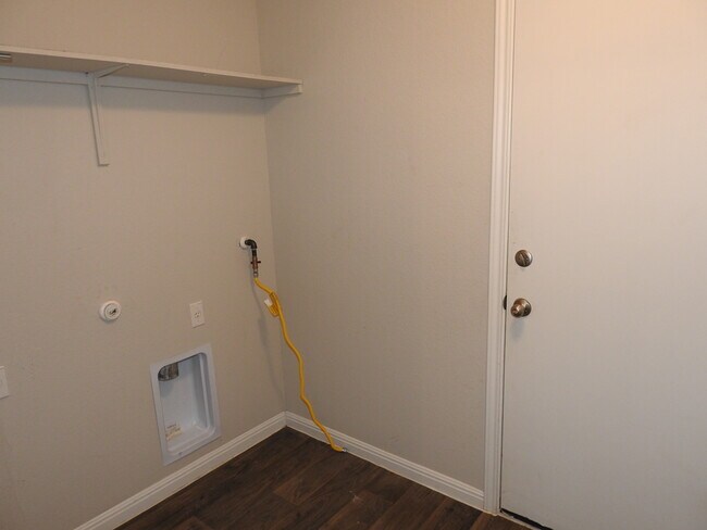 Building Photo - 621 Callahan Ln
