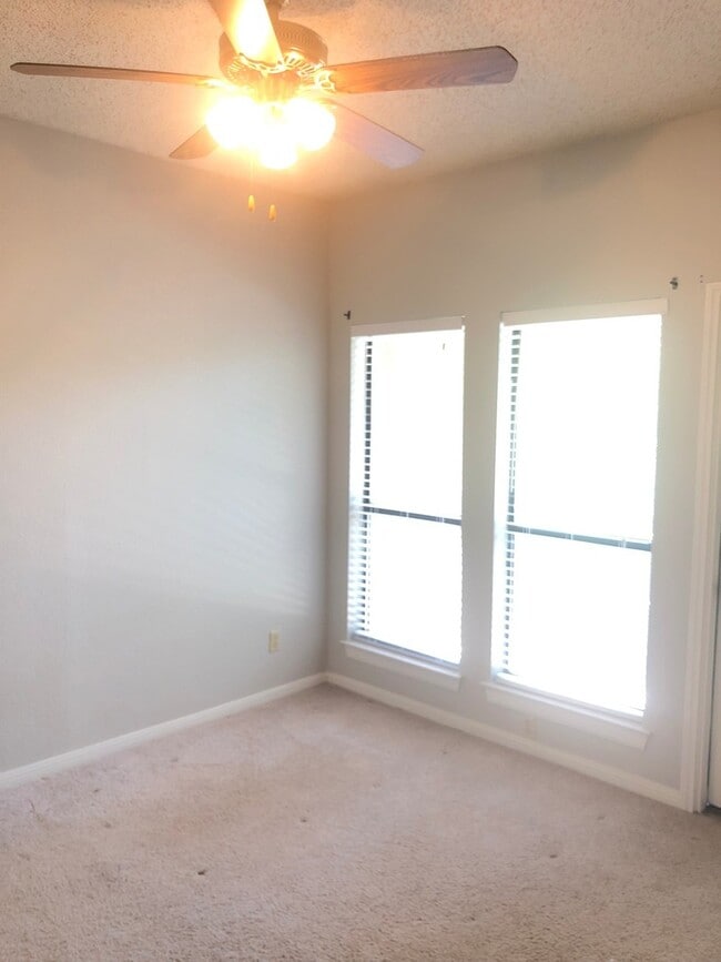 Building Photo - UT PRE-LEASE: 2 bed/2 bath West Campus Condo with cathedral ceilings, washer/dryer, 2 RSVD Pkg, B...