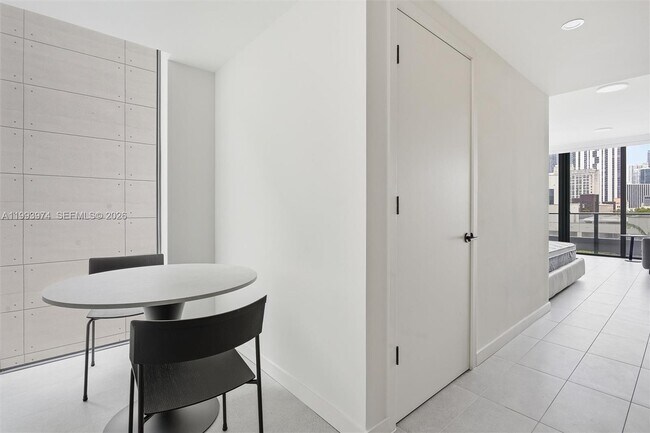 Building Photo - 121 NE 5th St