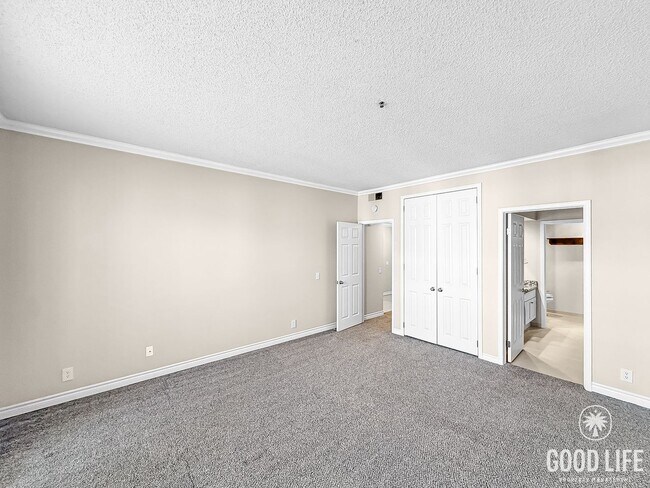 Building Photo - Beautiful 1B/1.5BA Upgraded Condo w/ Washer/Dryer and Private Patio!