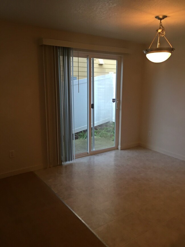 Building Photo - Available 3/23! Spacious 3 Bed/2.5 Bath Home in VAN MALL Area!