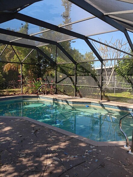 Building Photo - 3/2 Pool home available NOW
