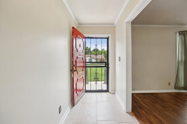Building Photo - 8024 Regency Dr