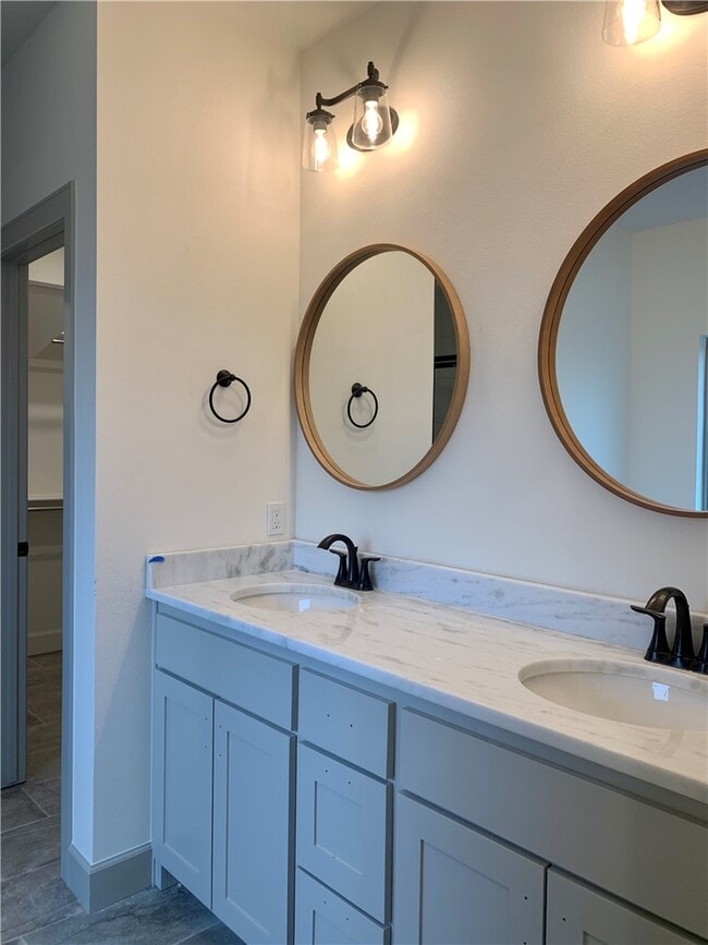 Building Photo - 1100 Tracey Ln