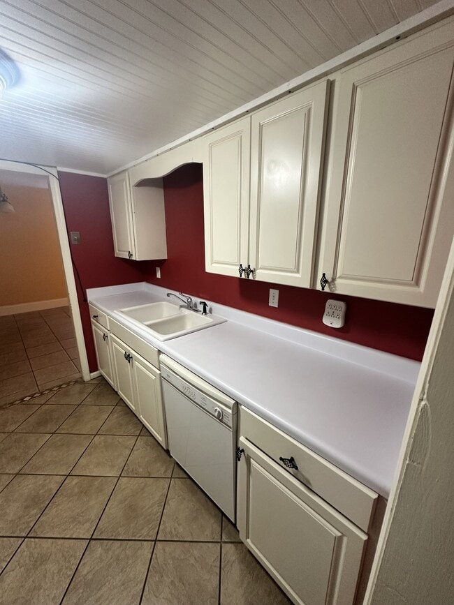 Building Photo - 108 Country Club Dr